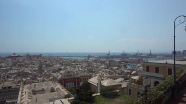 Cenova şehrinin limanında tepeden görünümü