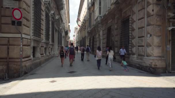 Menschen auf der alten Straße in Genua — Stockvideo