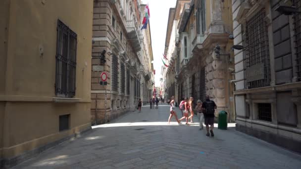 Люди на вулиці в Генуї — стокове відео
