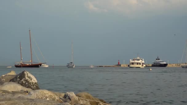 Yates y lanchas a motor en Rapallo al atardecer — Vídeos de Stock