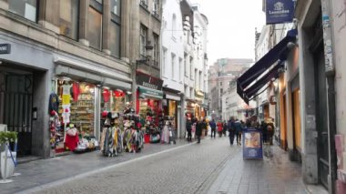 Brüksel'de turistik sokakta hediyelik eşya dükkanları