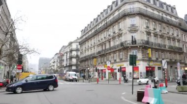 Brüksel'de yaya geçidine doğru araba ilerliyor