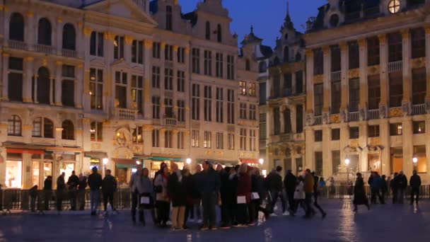 Pessoas na Grand Place de Bruxelas à noite — Vídeo de Stock