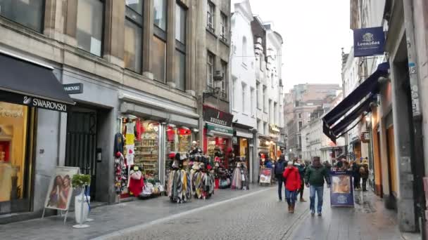 Mensen in de toeristische straat in Brussel — Stockvideo