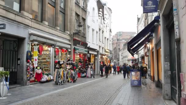 Sklepy pamiątkarskie na ulicy turystycznej w Brukseli — Wideo stockowe