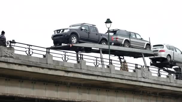 Автомобільний перевізник причепа на мосту в Брюсселі-Pan — стокове відео