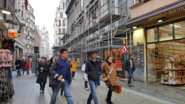 Multitud de turistas se mueve hacia la cámara en Bruselas — Vídeos de Stock