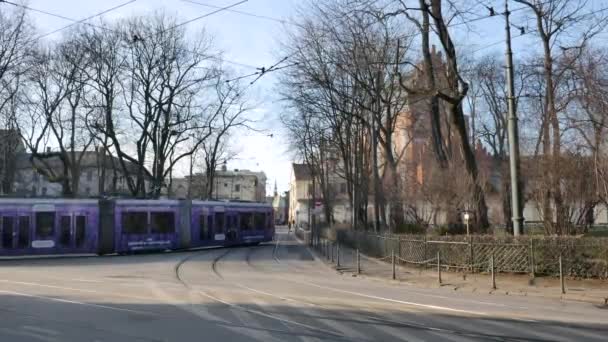 Tramwaj w Krakowie w słoneczny zimowy dzień — Wideo stockowe
