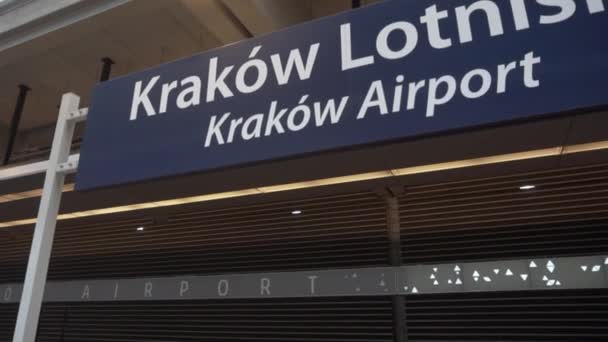 Signe de l'aéroport de Cracovie sur la plate-forme ferroviaire — Video