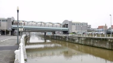 Brüksel'de Delacroix metro istasyonu yakınında bisiklet kişi