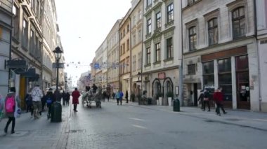 Ana Pazar Meydanı yakınlarındaki sokakta at arabası