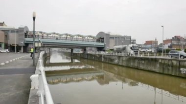 Brüksel'de Delacroix metro istasyonu yakınında Bisiklet binici