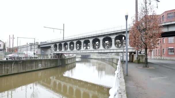 Most v oblačivém dnu v Bruselu — Stock video