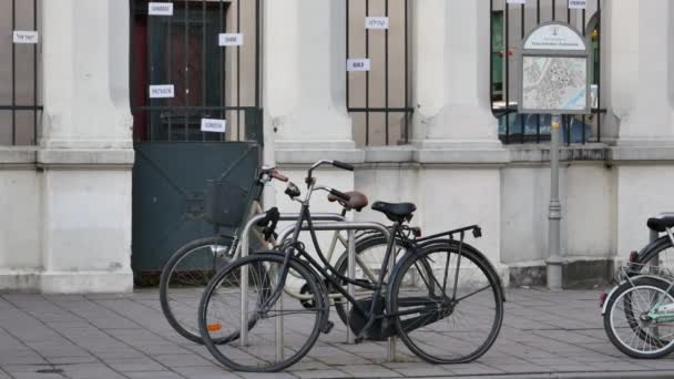 Rowery w pobliżu Jewish Community Centre-Pan — Wideo stockowe