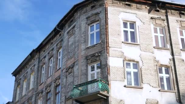 Old mid-rise house in Kazimierz district with retro balconies - Tilt — Stock Video