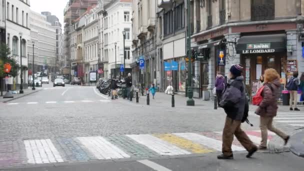Люди на красочном пешеходном переходе в Брюсселе — стоковое видео