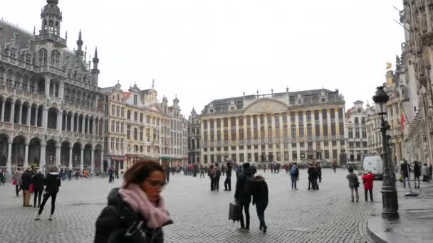 La gente se agolpa en la Grand Place - Tilt — Vídeos de Stock