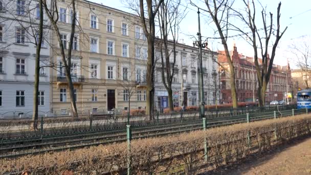 Tram in Krakau bij de zonsondergang — Stockvideo