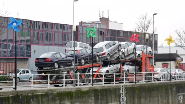 Remolque de autotransporte cerca de Bruselas - Canal de Charleroi — Vídeos de Stock