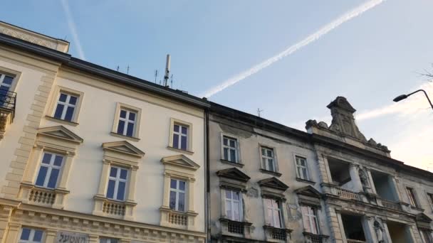 Traditionele oude gebouwen in Krakau en de blauwe hemel-pan — Stockvideo