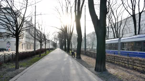 Eléctrico em Cracóvia afasta-se ao pôr do sol — Vídeo de Stock