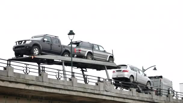 Autotransportanhänger fährt auf der Brücke in Brüssel - Pfanne — Stockvideo