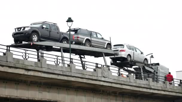 Remolque de transporte de coches en el puente de Bruselas — Vídeo de stock