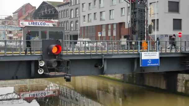 Człowiek spaceruje po moście hospicjów w Brukseli — Wideo stockowe