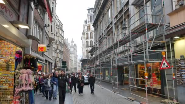 Guía turística con un grupo de turistas en la antigua calle de Bruselas — Vídeos de Stock