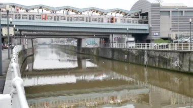 Tain Brüksel'deki Delacroix metro istasyonundan geçiyor