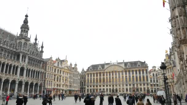 Menschen drängen sich auf dem Brüsseler Prachtplatz — Stockvideo