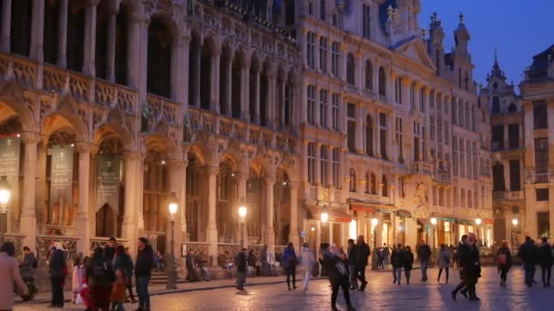 La gente se agolpa en la Grand Place de Bruselas por la noche - Pan — Vídeos de Stock