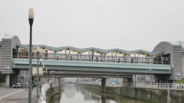 Brüksel'deki Delacroix metro istasyonunda yürüyen insanların açık hava manzarası