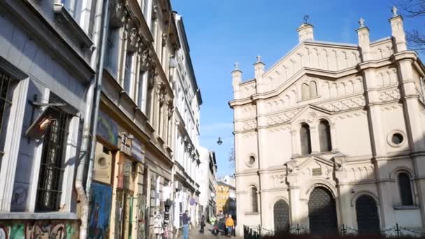 Mensen in de buurt van tempel synagoge in Kazimierz district-pan — Stockvideo