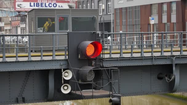 Κόκκινο φως στη γέφυρα του νοσοκομείου στις Βρυξέλλες-κοντινά πλάνα — Αρχείο Βίντεο