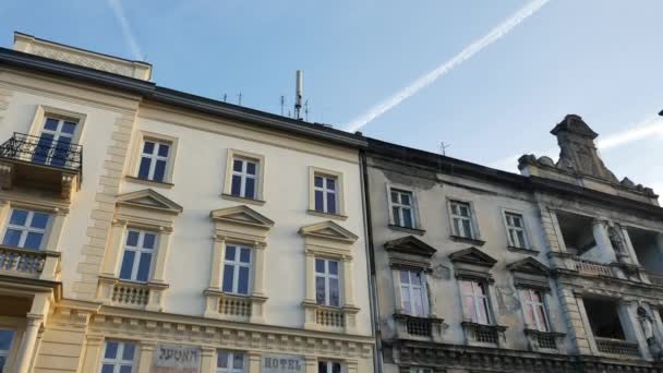 Antiguos edificios tradicionales en Polonia y el cielo azul — Vídeos de Stock