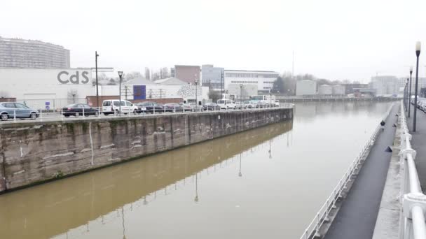 Man loopt langs het kanaal van Brussel Charleroi op de bewolkte dag — Stockvideo