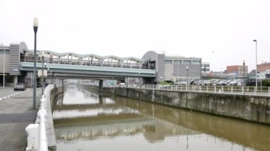 Tren Brüksel'deki Delacroix metro istasyonundan geçiyor - Uzun atış