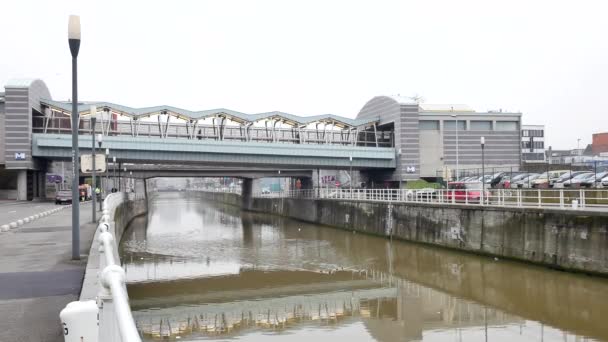 La stazione della metropolitana Delacroix di Bruxelles e il suo riflesso nell'acqua — Video Stock