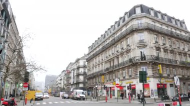 Brüksel'de yaya geçidinde insanlar ve arabalar