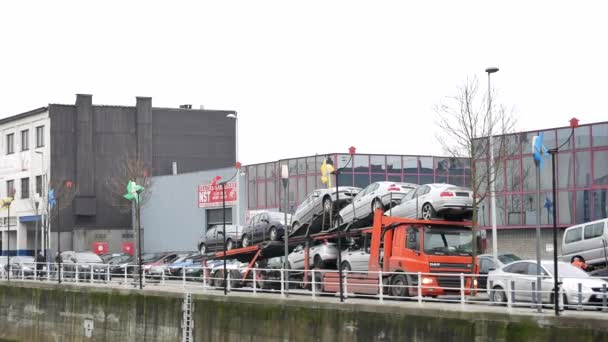Remolques para transportistas de coches en Bruselas - Pan — Vídeos de Stock