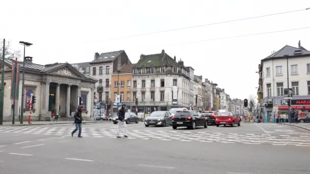 Tráfico en el cruce de Bruselas — Vídeos de Stock