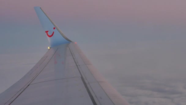 Flygplan Wing i molnigt himlen — Stockvideo