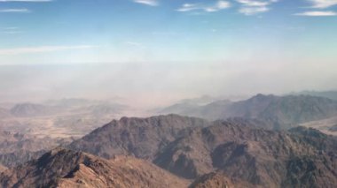 Mısır'da çöl dağları zirveleri havadan görünümü