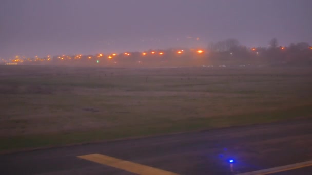 Αεροπλάνο στη λωρίδα απογείωσης στο αεροδρόμιο του Νότιου Σαρλερουά των Βρυξελλών — Αρχείο Βίντεο
