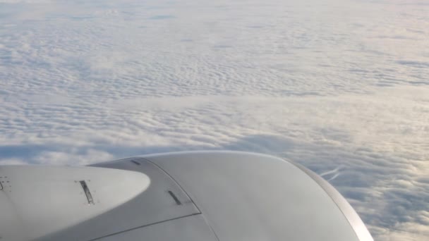 Авиационный двигатель вблизи над облаками — стоковое видео
