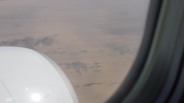 Iluminador de avião e a vista sobre o deserto perto de Sharm El Sheikh — Vídeo de Stock