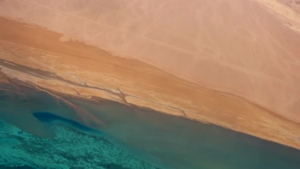 Bekijk de woestijn en de rode zee-luchtfoto schot — Stockvideo