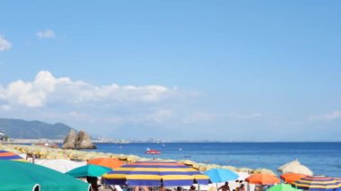 Halk plajında Şemsiyeler - Pan