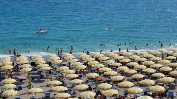 Betaalde paraplu's in de buurt van de zee in Vietri sul Mare — Stockvideo